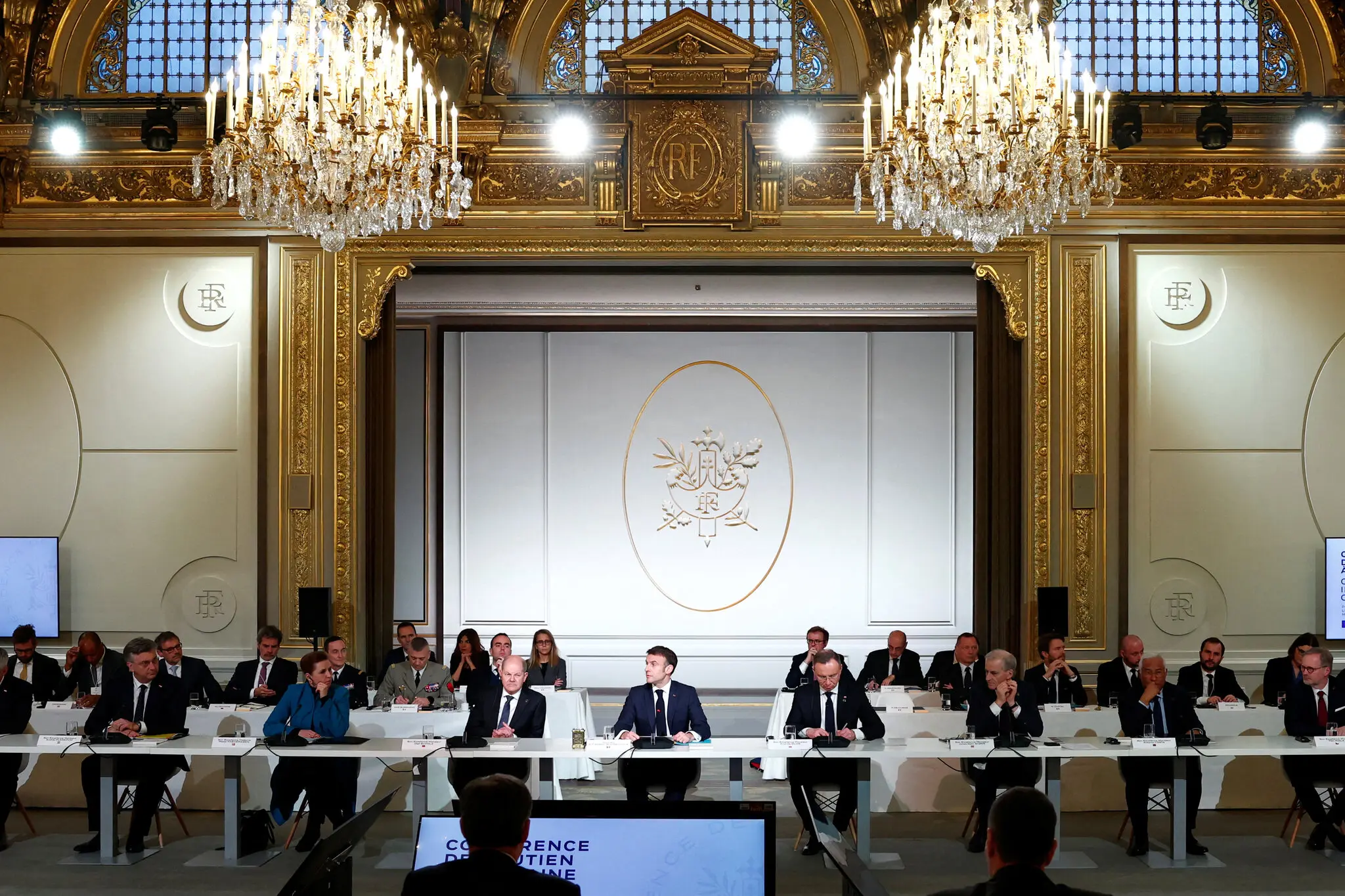 Президент Франції Еммануель Макрон виступає на конференції на підтримку України в Парижі в понеділок.